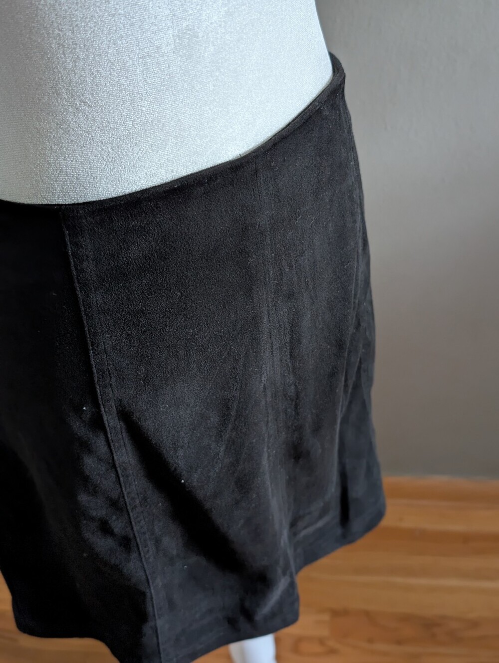 Francesca's Mi Ami Black Faux Suede 90s Mini Skirt Size Medium - Picture 2 of 5